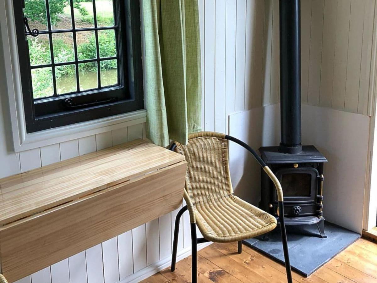 Snug & Secluded Lakeside Shepherds Hut 'Carp' Uckfield Εξωτερικό φωτογραφία