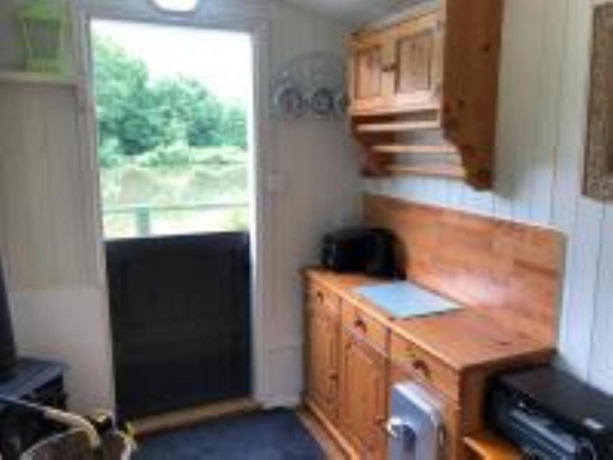 Snug & Secluded Lakeside Shepherds Hut 'Carp' Uckfield Εξωτερικό φωτογραφία